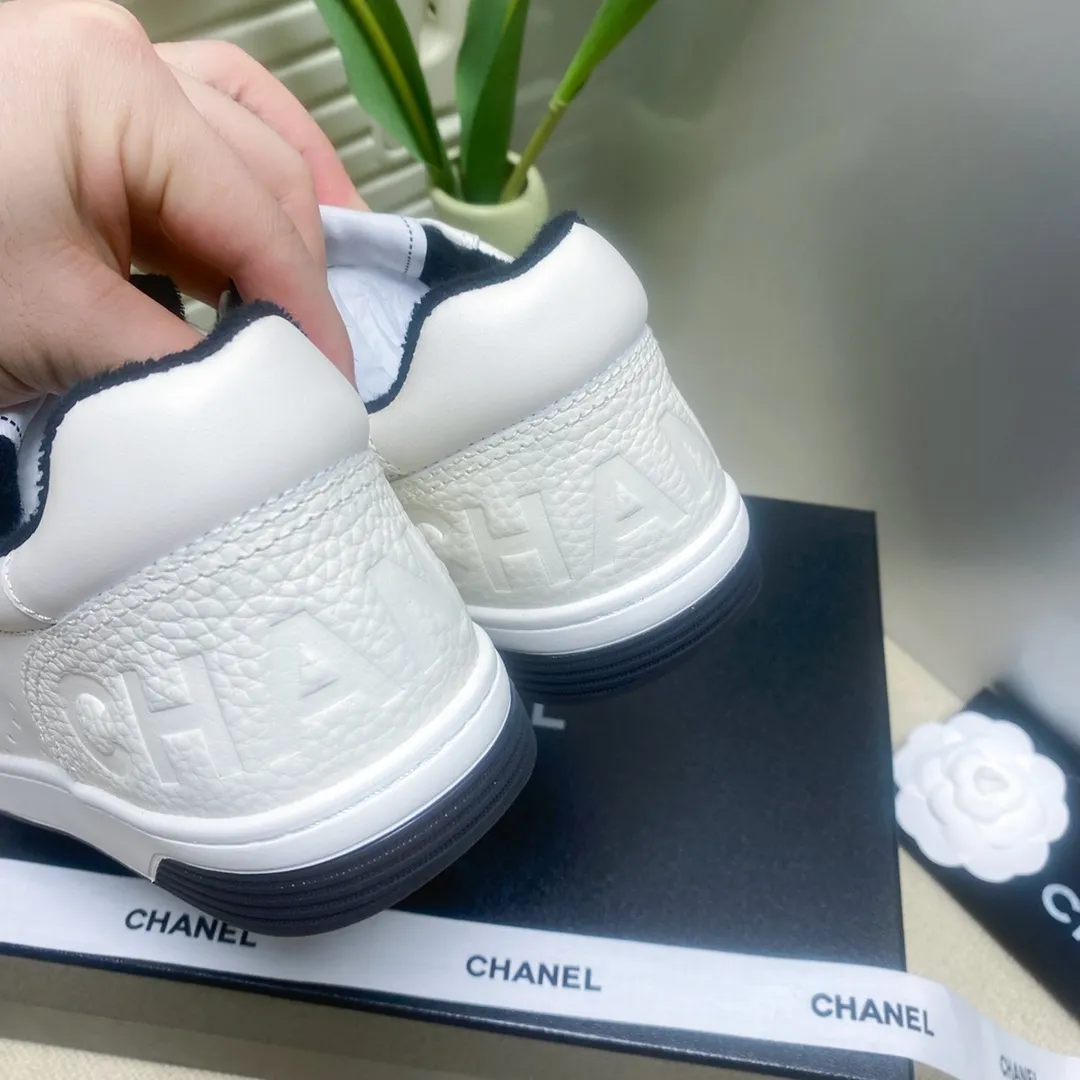Direct selling price👟👟Ex-factory price 480👟👟chanel~~Chanel’s latest 2022 panda shoes skate shoes, sneakers, out of stock king @ counters are out of stock〰It’s hard to reserve even if you have money❗️ Fresh splicing style, really super nice...Xiaohongshu, Internet celebrity anchors, and blog owners have already started to call ❤ Original calfskin fabric, original towel lining, logo stamping process, two-color T direct selling price 👟👟 ex-factory price U outsole, lasting process, foot pad latex all custom molded... 🎁Supporting packaging 35-40 regular size
